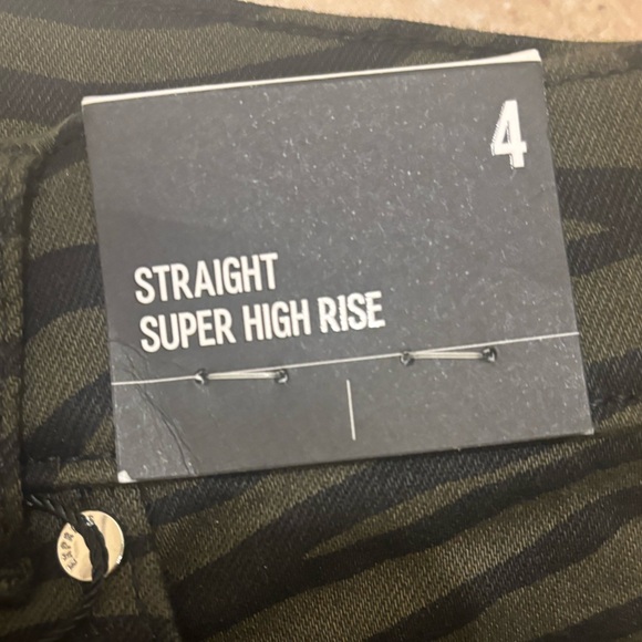 NWT Express Olive and Black Printed Jeans - Picture 3 of 4